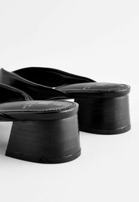 Next FOREVER COMFORT TOE POST - T-rihmaga sandaalid - black