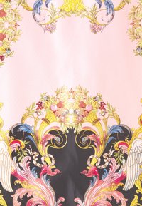 Wzorzysta tkanina z kwiatowymi i barokowymi wzorami w odcieniach różu, żółci i czerni, z misternymi detalami i żywymi kolorami na całej powierzchni.