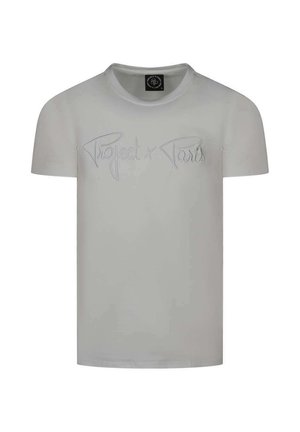 Camiseta de algodón blanca con cuello redondo y mangas cortas. Presenta el texto bordado "Project x Paris" en el pecho.