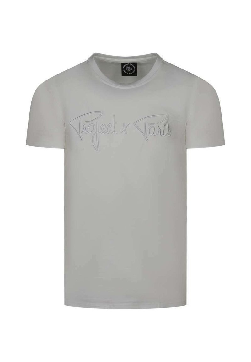 Camiseta de algodón blanca con cuello redondo y mangas cortas. Presenta el texto bordado "Project x Paris" en el pecho.