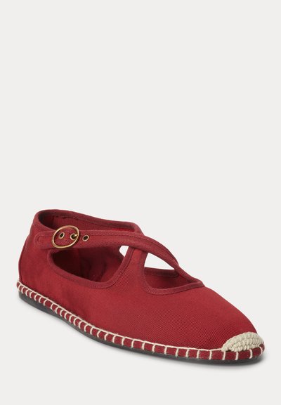 Κόκκινο παπούτσι Mary Jane με λουράκι σε σχήμα Τ και πόρπη, ραμμένο λευκό περίγραμμα γύρω από τη σόλα και ενισχυμένο λευκό προστατευτικό άκρου.