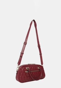 Bolso burdeos acolchado con una correa de hombro desmontable y un asa superior. Incluye herrajes en tono dorado y un cierre con cremallera.