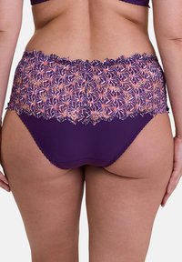 Culotte violette avec un délicat voilage en dentelle présentant des motifs floraux dans des tons de rose et d'orange. Les bords festonnés rehaussent le design.