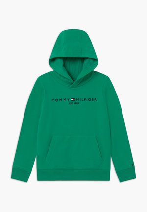 Zielona bluza z kapturem z przednią kieszenią oraz napisem "Tommy Hilfiger Est. 1985" i logo umieszczonym na środku klatki piersiowej na białym tle.