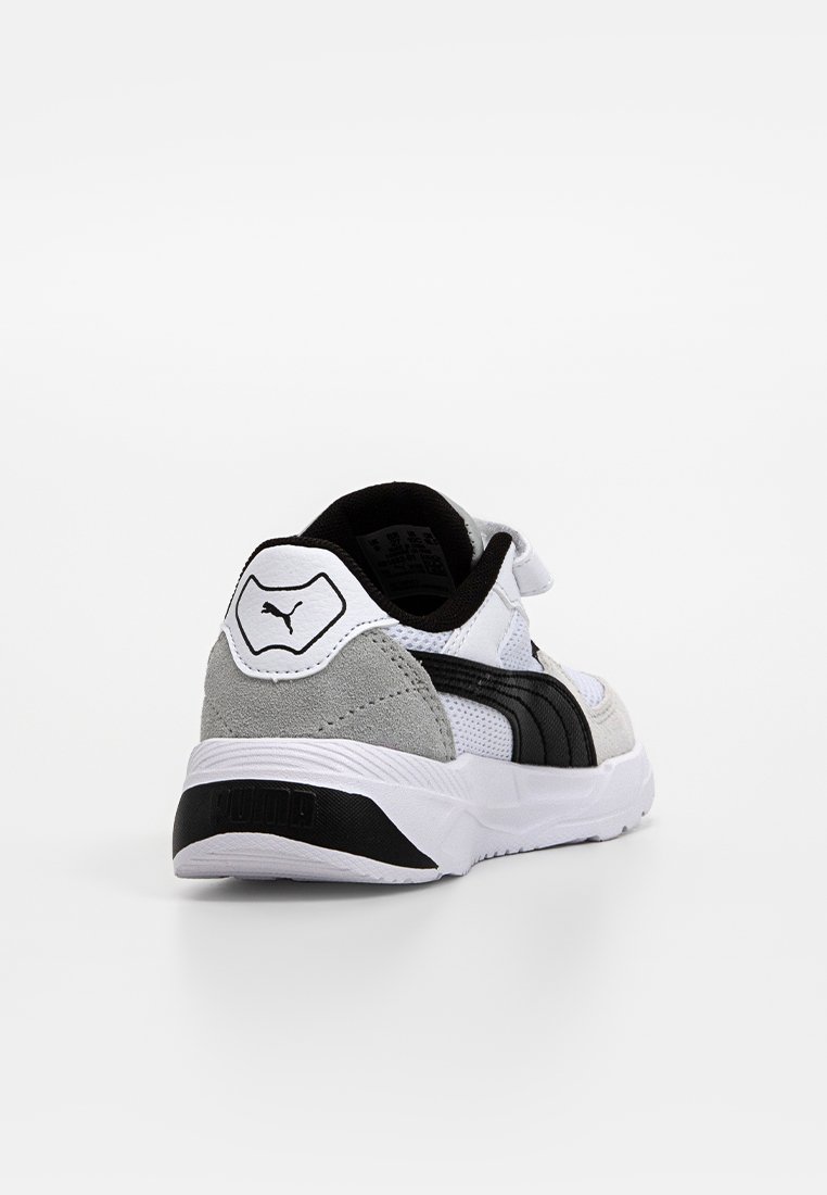 Witte en grijze sneaker met zwarte accenten. Beschikt over een gestructureerde bovenkant, gewatteerde kraag en een gelabelde hieltab. Klittenbandsluiting.