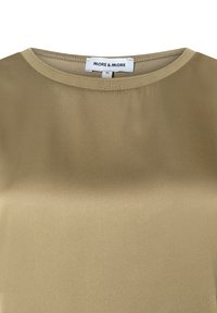 Olivgrüne Bluse mit glatter, seidiger Textur, rundem Ausschnitt und kurzen Ärmeln. Das Etikett trägt die Aufschrift "MORE & MORE" mit der Größe 36.
