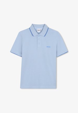 Camisa polo de color azul claro hecha de tela texturizada, con cuello, tres botones y acentos de color azul contrastante en el cuello y las mangas.