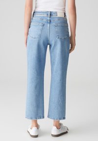 Lichtblauwe denim jeans met een relaxed fit, rechte pijpen en een vijf-pocket ontwerp. Heeft een eenvoudige tailleband en een subtiele achterpatch.