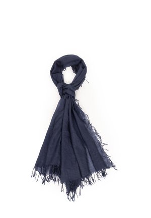 Ciemnoniebieski lekki szalik z frędzlami na krawędziach, luźno zawiązany na środku, prezentowany na białym tle.