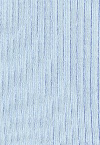 Tejido de rayas azul claro con una superficie texturizada. Las líneas verticales crean un patrón de rayas, mostrando fibras suaves y una costura uniforme.