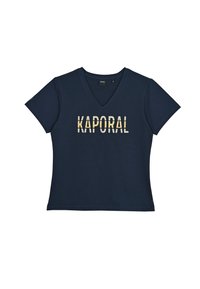 Námořnická modrá bavlněná tričko s výstřihem do V a krátkým rukávem, s potiskem zlatého nápisu "KAPORAL" přes prsa. Hladká textura, standardní střih.