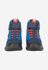 Sneakers alta blu e nere con accenti rossi, suola in gomma texturizzata, cinturino in velcro e dettagli con il logo di Superman.
