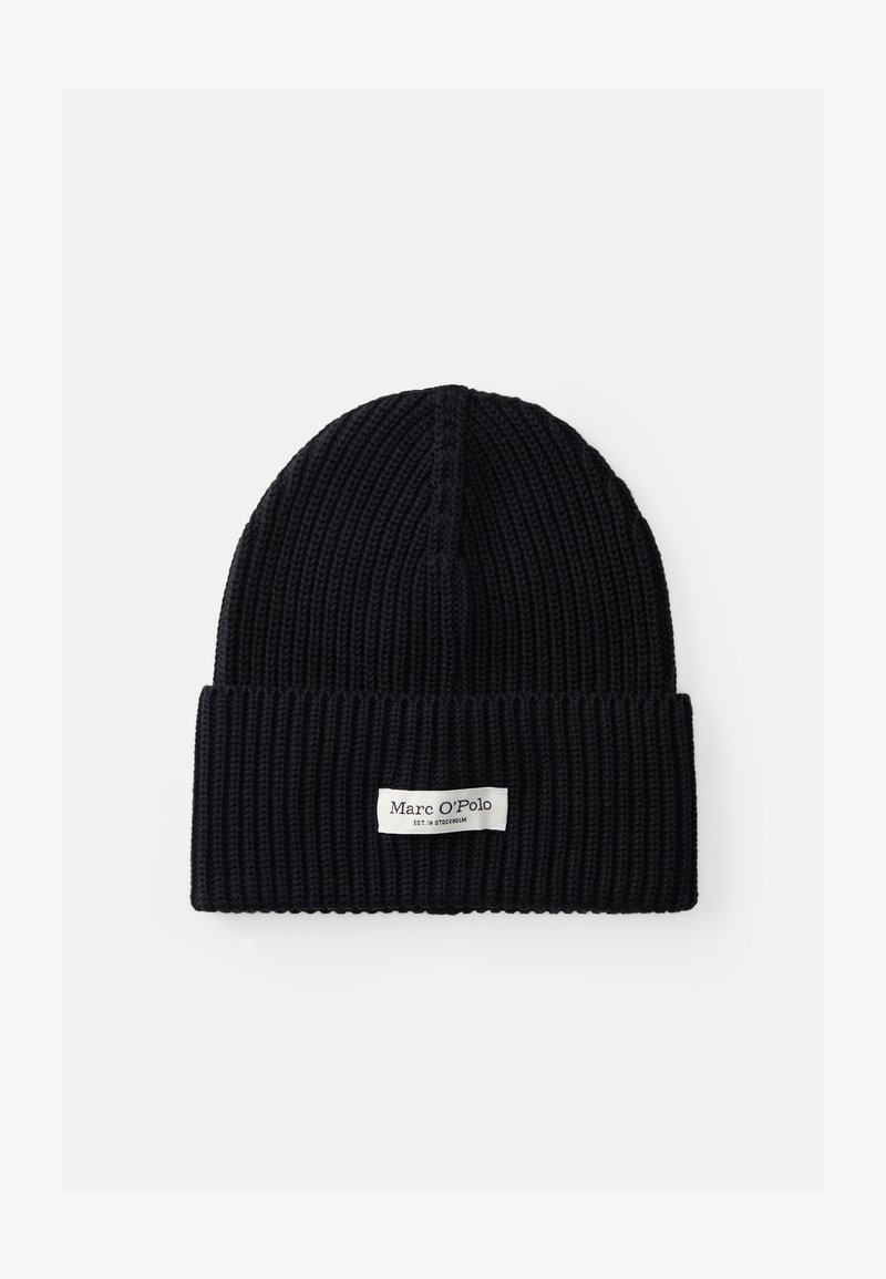 Must schwarz ribbed knit müts, mille ääre ja valge sildiga, millel on tekst "Marc O'Polo EST. IN STOCKHOLM." Pehme tekstuur, tihe sobivus.