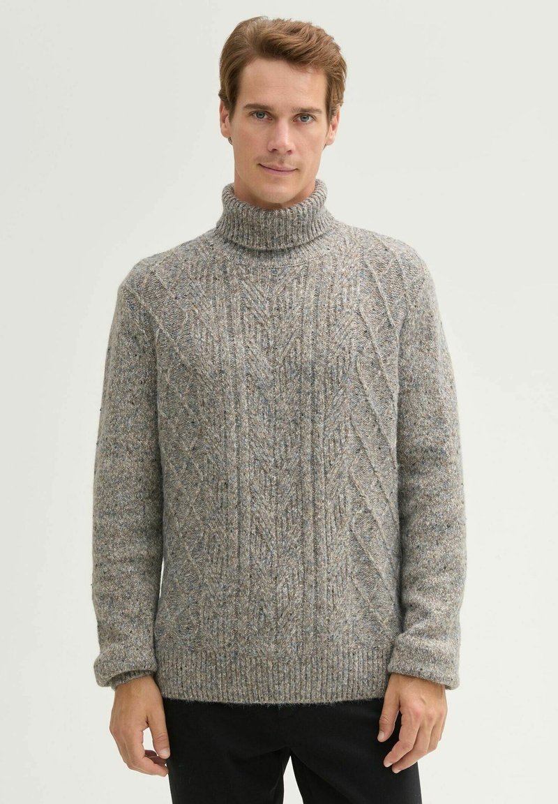 Grauer Strickpullover mit hohem Kragen, der ein strukturiertes Rautenmuster aufweist. Der Stoff sieht weich und dick aus und hat eine lockere Passform.