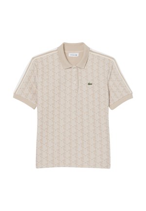 Polo beige avec un motif géométrique répétitif, patte à deux boutons et logo vert. Présente des rayures blanches sur les épaules. Mélange de coton.