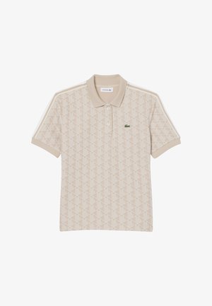 Polo beige con motivo geometrico ripetuto, abbottonatura a due bottoni e logo verde. Presenta strisce bianche sulle spalle. Misto cotone.