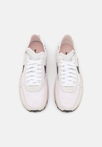 Nike Sportswear W NIKE WAFFLE ONE - Sapatilhas - white/black/pink oxford/pearl pink/photon dust/summit white