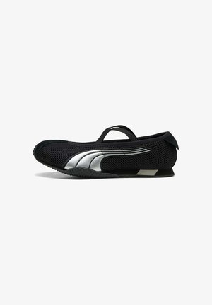 Chaussure slip-on en mesh noir avec une fine sangle élastique et un logo Puma argenté sur le côté, semelle plate avec adhérence texturée.