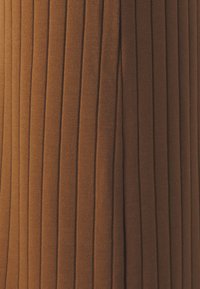 Tessuto marrone a costine con pieghe verticali, che mostra una trama liscia e un design strutturato, adatto per vari capi di abbigliamento.