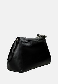 Borsa a tracolla nera in pelle con finitura testurizzata, forma triangolare e accentuata da una catena sul flap, dotata di chiusura zip.
