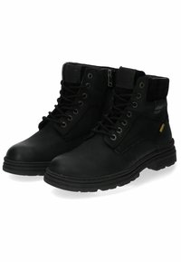 Bottes de cheville en cuir noir avec un col rembourré, un avant à lacets, une fermeture éclair sur le côté et une semelle texturée. Présente des accents métalliques et un détail jaune.