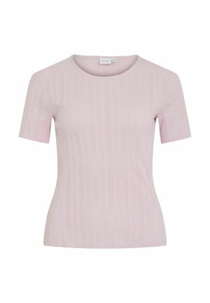 Lys rosa kortermet topp med ribbestruktur, vertikale striper og subtile diamantmønstre. Rund halslinje, tettsittende design.