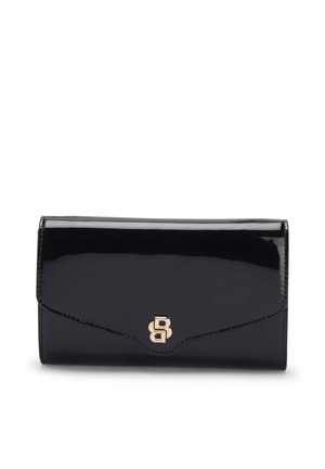 Pochette in pelle nera lucida con logo B intrecciato color oro sulla patta anteriore, mostrata chiusa su sfondo bianco.