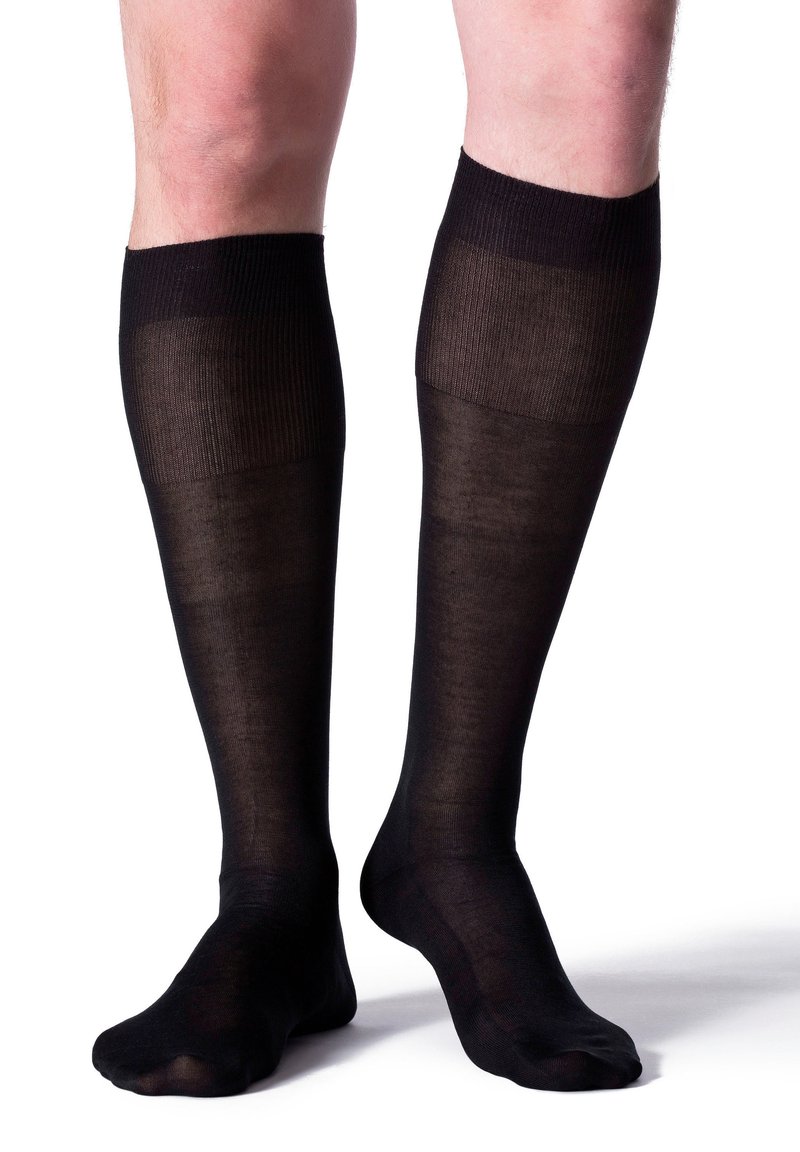 Calcetines negros hasta la rodilla hechos de material transparente con una banda superior acanalada. Textura suave y diseño ligero, adecuados para uso formal o casual.