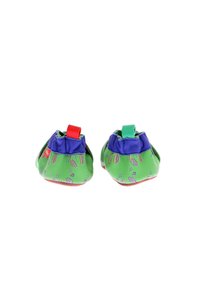 Chaussures douces colorées avec une base verte ornée d'un motif de notes de musique et de hamburgers, des dessus violets et des boucles en tissu rouges et vertes.