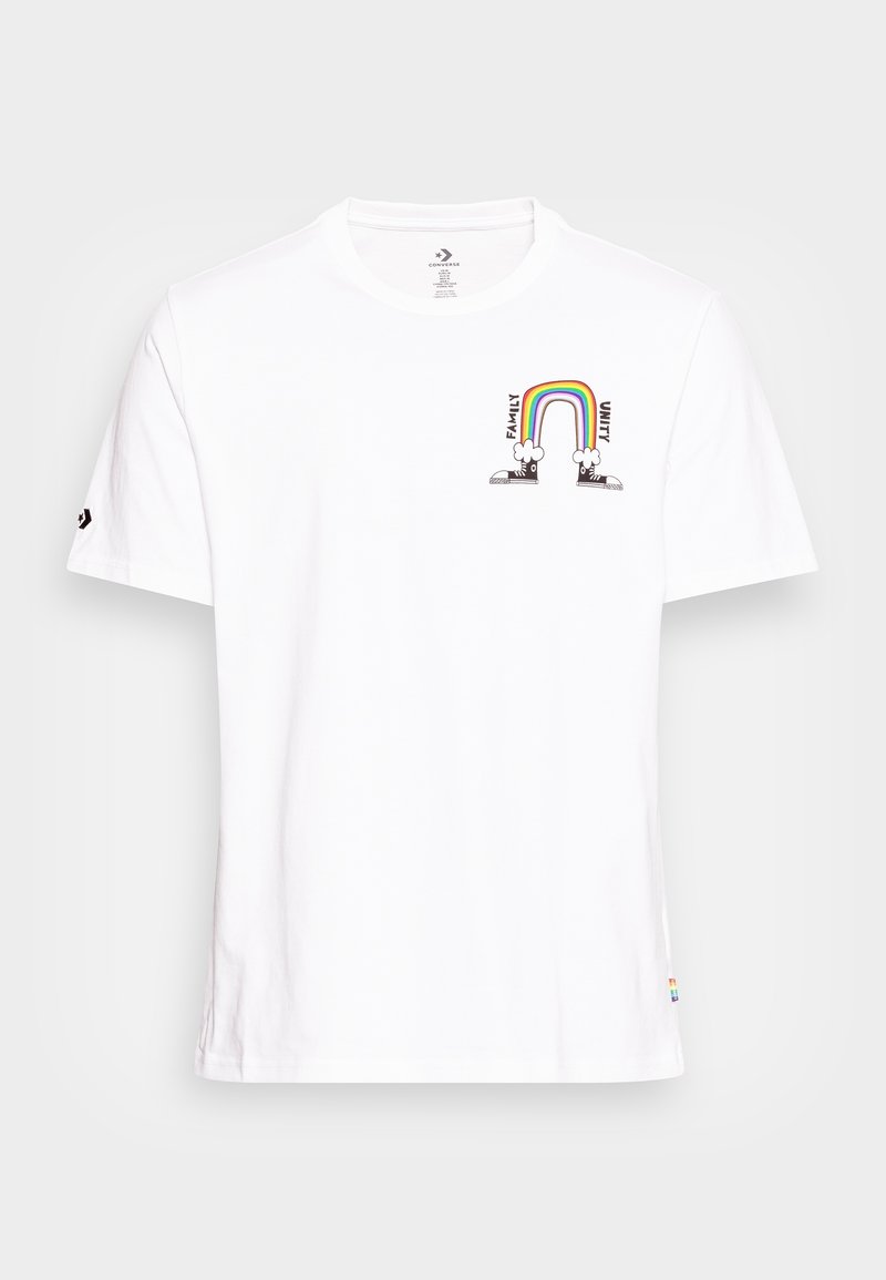 Camiseta blanca de algodón con cuello redondo. Presenta un gráfico impreso de un arcoíris sobre el texto "FAMILIA" y "UNIDAD" con dos zapatos de dibujos animados en la parte inferior.