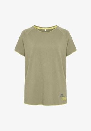 T-shirt à manches courtes vert olive avec bordure jaune et inscription « I need Vitamin Sea » imprimée dans le coin inférieur droit.