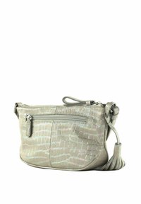 Bolso de piel gris con relieve de cocodrilo, cuenta con un bolsillo con cremallera, un fleco lateral y una textura suave. El diseño incluye un compartimento principal con cremallera.