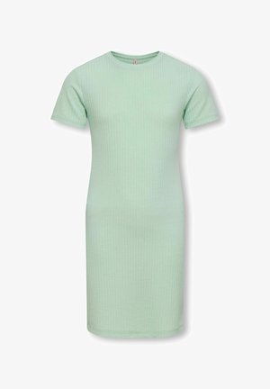 Lysegrøn ribstrikket bodycon-kjole med korte ærmer og rund halsudskæring, knælængde, vist mod en hvid baggrund.