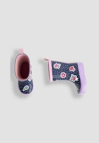 Botas de lluvia de goma azules con acentos en rosa, decoradas con pegatinas de flores y mariposas, un patrón de puntos, suelas texturizadas y tiradores para ponérselas fácilmente.