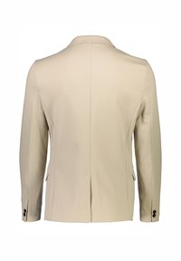Giacca beige su misura con una texture liscia, spacco singolo, revers a punta e dettagli con bottoni neri sulle maniche. Vista posteriore.