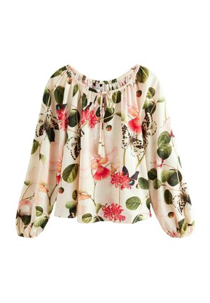 Blomsterbluse med cremet baggrund, prydet med pink og røde blomster, grønne blade og sommerfuglmønstre. Elastisk halsudskæring og ballonærmer.