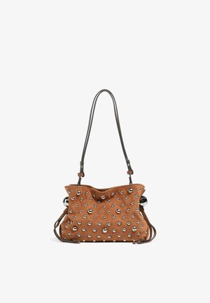 Bolso de hombro de cuero marrón con tachuelas de metal plateado por toda la superficie y dos delgadas correas negras para llevar.