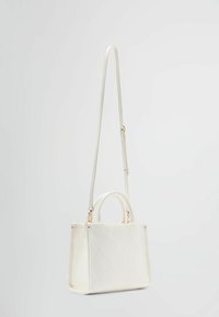 Sac à main blanc avec texture matelassée, en matériau synthétique lisse, double poignées, bandoulière amovible et accessoires en métal doré.
