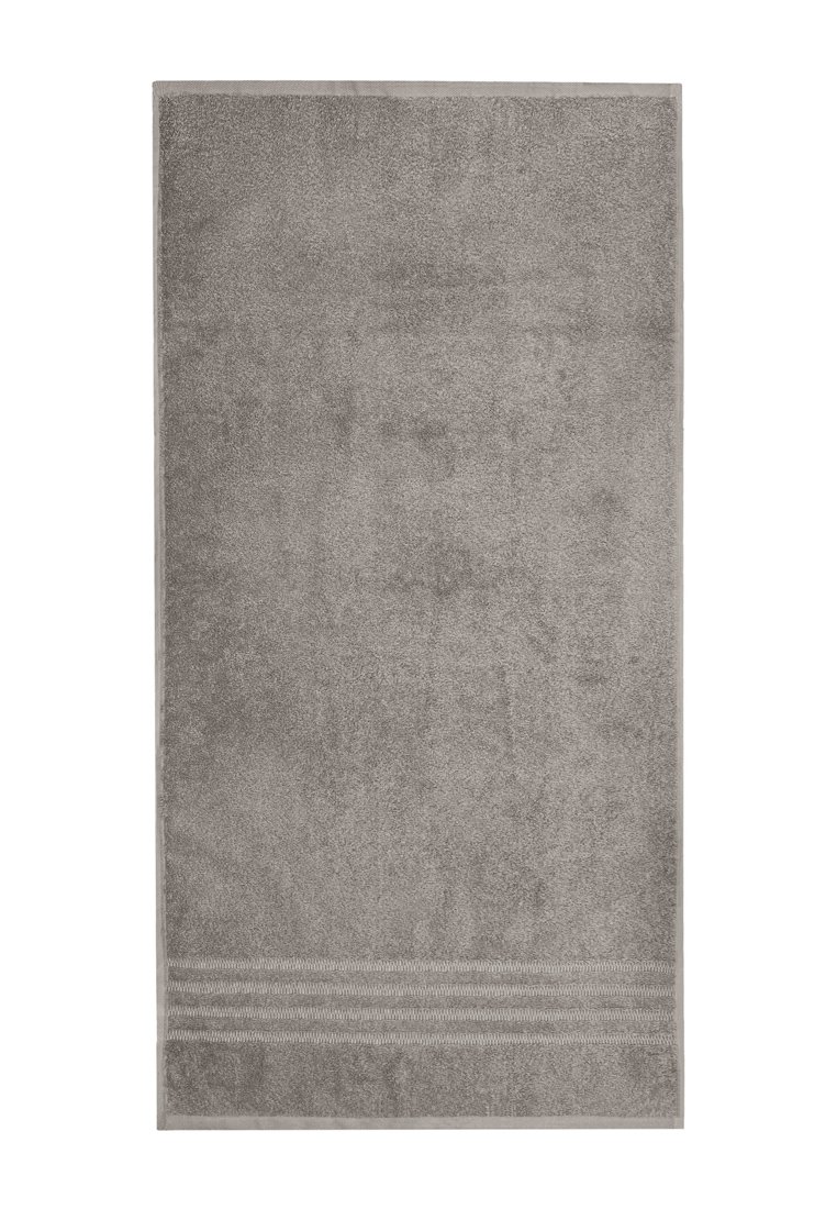 Un tappetino da bagno rettangolare grigio con una superficie morbida e testurizzata e un sottile motivo a righe nella parte inferiore. I bordi sono rifiniti in modo ordinato.