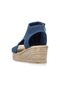 Sandały na koturnie z denimu z zamkniętym tyłem, wyciętym bocznym wzorem oraz plecioną podeszwą z juty o teksturowanym wzorze. Kolor: ciemnoniebieski.