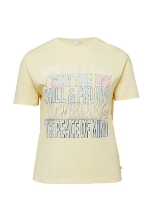Hellgelbes T-Shirt mit mehrfarbigem Text: "Ruf mich an für den Tag, Entspannung & Früchte, Erdbeeren, die Seelenruhe."