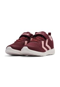 Bordeauxfarbene Sport Schuhe mit Mesh-Obermaterial, Gummisohle, Klettverschluss und rosa Akzenten. Das Design umfasst zwei seitliche Streifen und eine strukturierte Detailgestaltung.