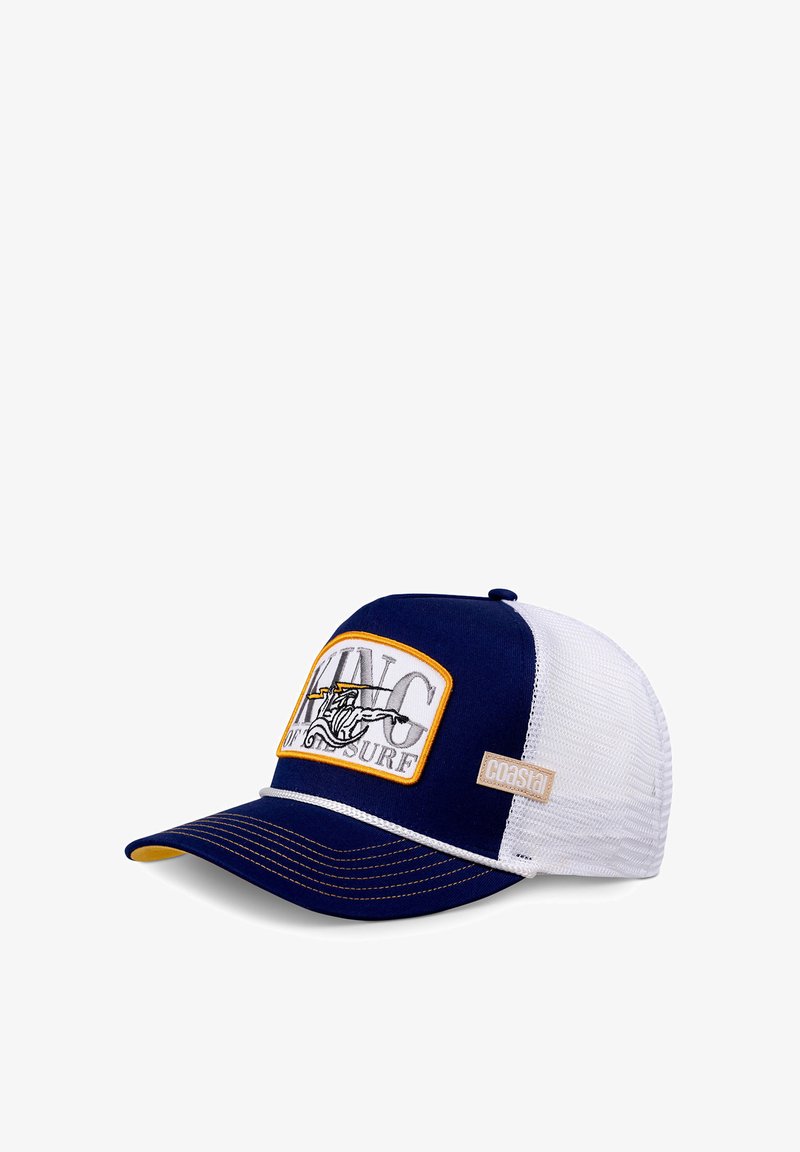 Námořnická modrá a bílá trucker čepice s síťovinou na zadní straně, se znakem na přední straně s textem "KRÁL SURFOVÁNÍ", žlutými akcenty a kontrastním prošíváním.