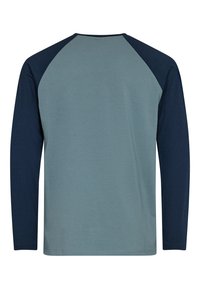 Camiseta de manga larga con un cuerpo en azul claro, mangas raglán en azul marino oscuro, cuello redondo y textura suave de algodón. Sin patrones visibles.