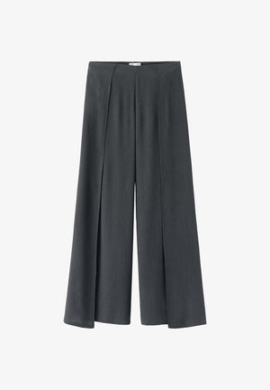 Pantalones negros de pierna ancha con pliegues frontales y tejido texturizado, con cintura alta y ajuste relajado.