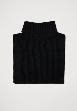 Suéter de cuello alto de punto acanalado negro doblado en plano sobre un fondo blanco, mostrando la textura y el alto cuello.