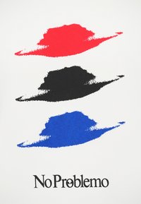 Weißer Stoff mit drei Pinselstrichformen in Rot, Schwarz und Blau, begleitet von schwarzem Text mit der Aufschrift "No Problemo."
