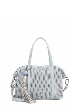 Bolso de mano gris claro con textura, dos asas, correa de hombro desmontable, borla decorativa con cuentas y pequeño logo "SF" en el frente.