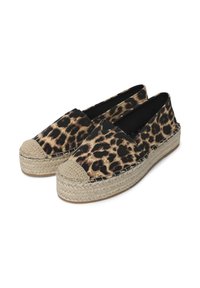 Espadrillas con stampa leopardata, suola in corda di juta e finiture in tela nera. Punta arrotondata, tacco piatto e tessuti morbidi in tutto.