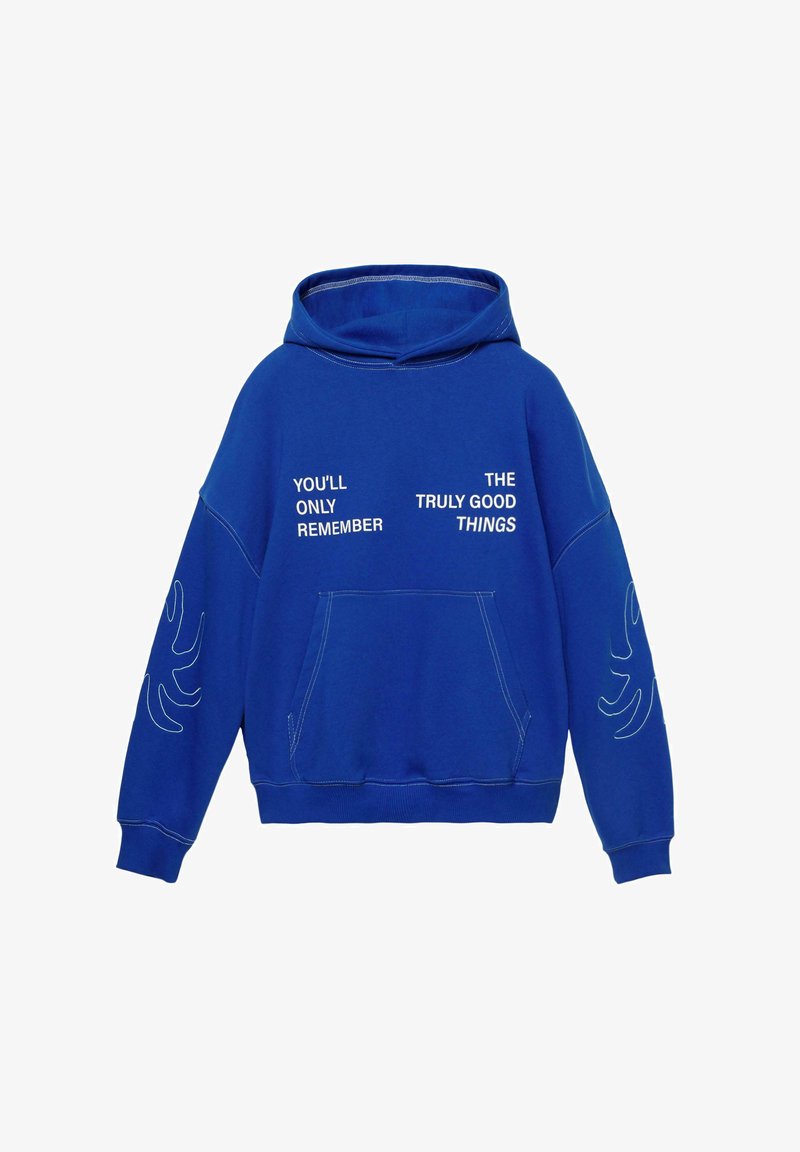 Kék kapucnis pulóver elöl zsebbel, fehér varrással, absztrakt fehér lángmintákkal az ujjakon, és a "CSAK A VALÓBAN JÓ DOLGOKRA FOGSZ EMLÉKEZNI" felirattal.